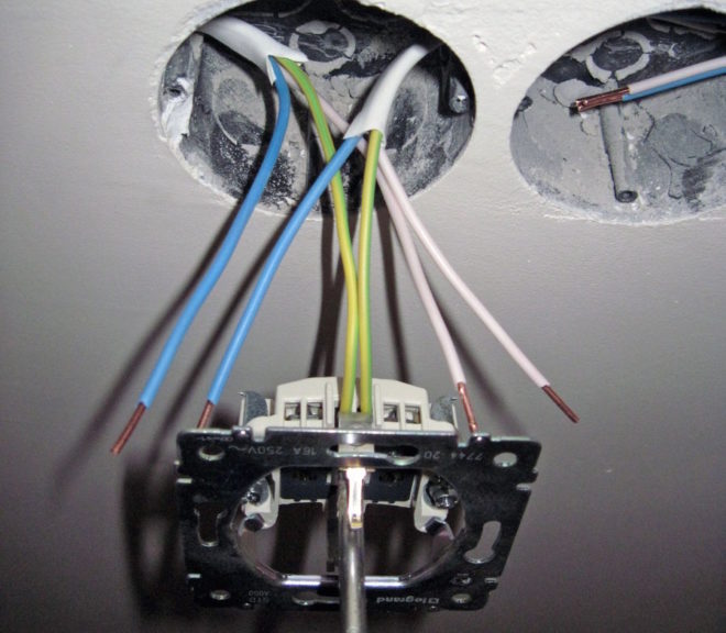 laying a ground wire when connecting multiple sockets