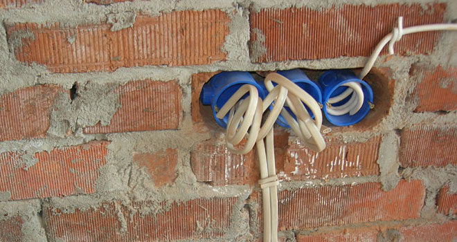 installatie van een stopcontact in een bakstenen muur