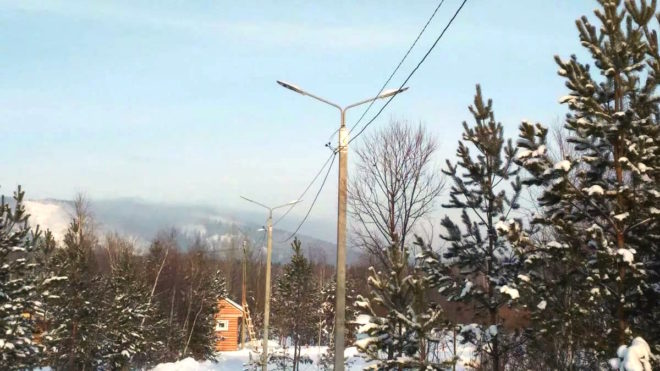 het binnendringen van elektriciteit in het huis door de lucht