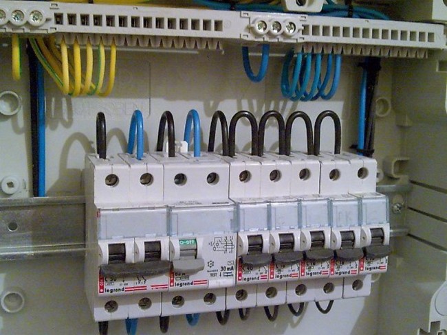 Grounding and neutral wire in the shield