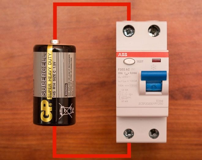 De batterij aansluiten op de RCD-terminals