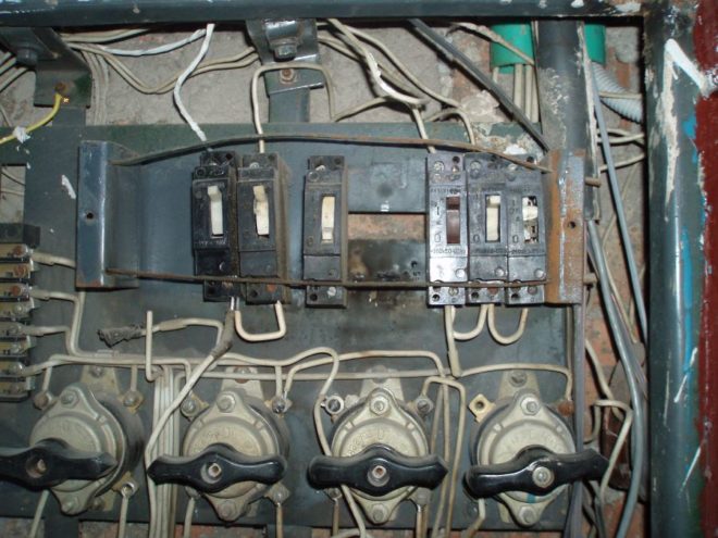 Kailangang mapalitan ang mga lumang circuit breaker