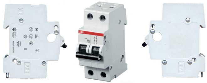 Double pole circuit breaker